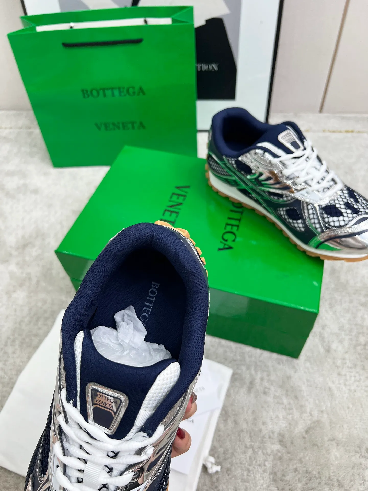 P540. Top version (couples model) Bottega Veneta Bottega Veneta 23ss autumn and winter show BV Orbit sneakers Wang Yibo's same style couples casual shoes dad shoes! Runner sneakers! Original purchase and development!  Made of original lightweight technical mesh fabric, the same as the original version! The process is complicated!  Paired with a rubber outsole designed with a geometric pattern, the high version of the Wang Zha series is actually much taller, but the legs still look slim. Very nice. Durable and playable, standard and version-matching shoe package technology, look for high-end versions. The original outsole is exclusively molded, and the color-blocked TPU outsole is used. The material and weight are the same as the original!  Size: #Female 35-41 (40 and 41 customized sizes are non-refundable) Male 39-45 (45 size customized are non-returnable and exchangeable)